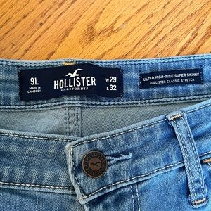 HOLLISTER Jeans, Size 9L, Medium Wash, Like New!